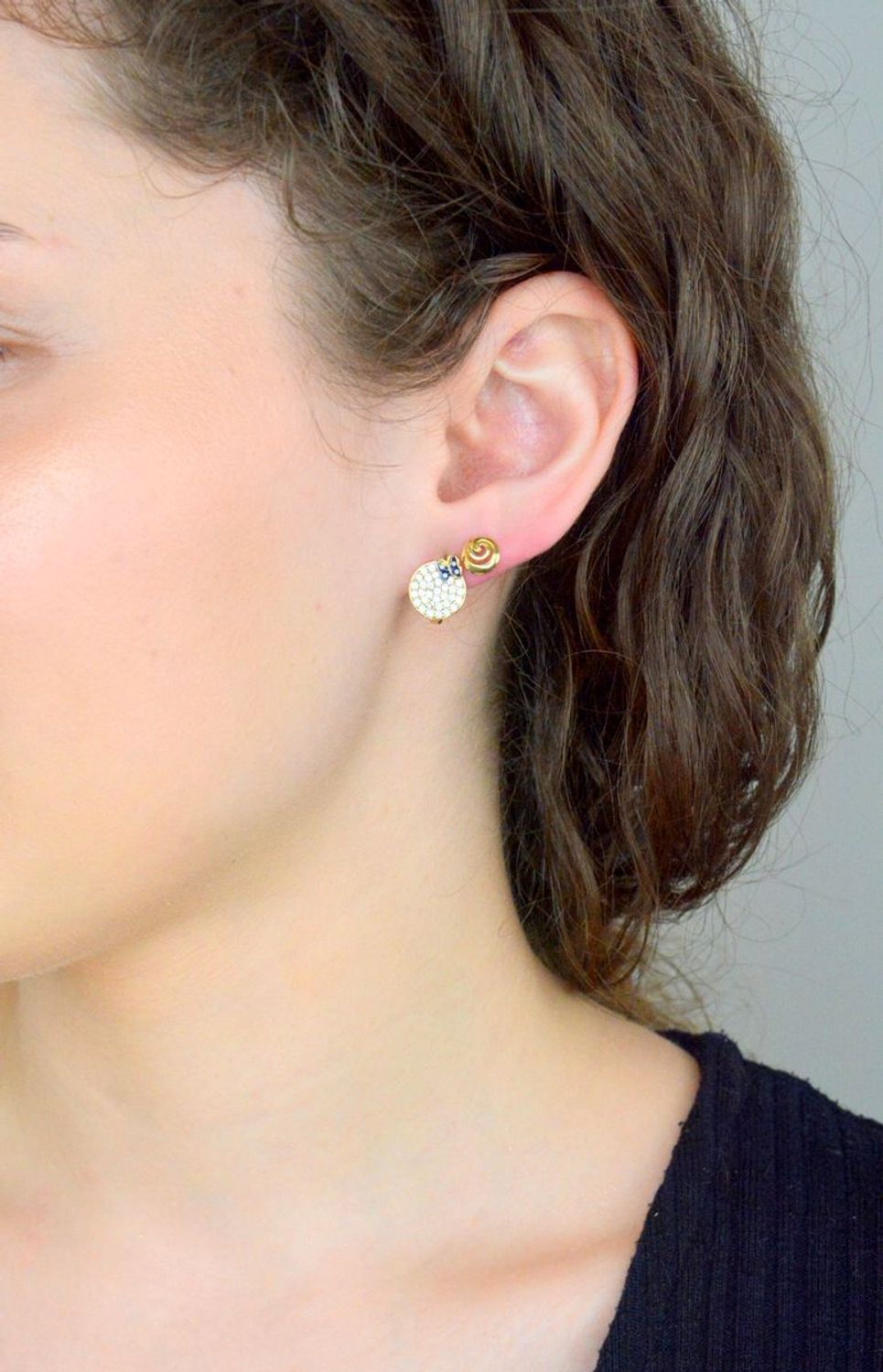 Złote kolczyki wkrętki ze wzorem zakręconej muszli KL 7362- 333.jpg